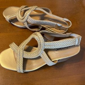 Comfortview Dorothy 7 1/2 wide gold NWT!